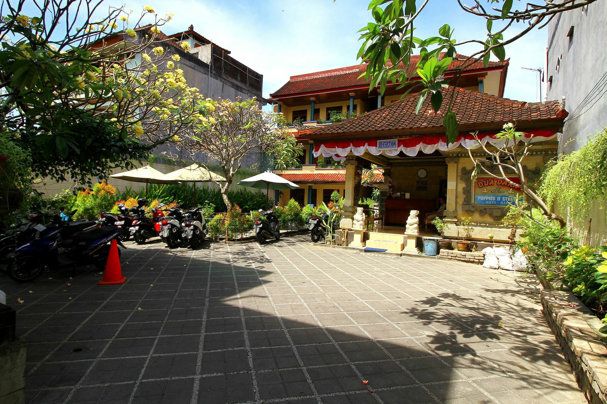 Dua Dara Inn Kuta Легиан Экстерьер фото