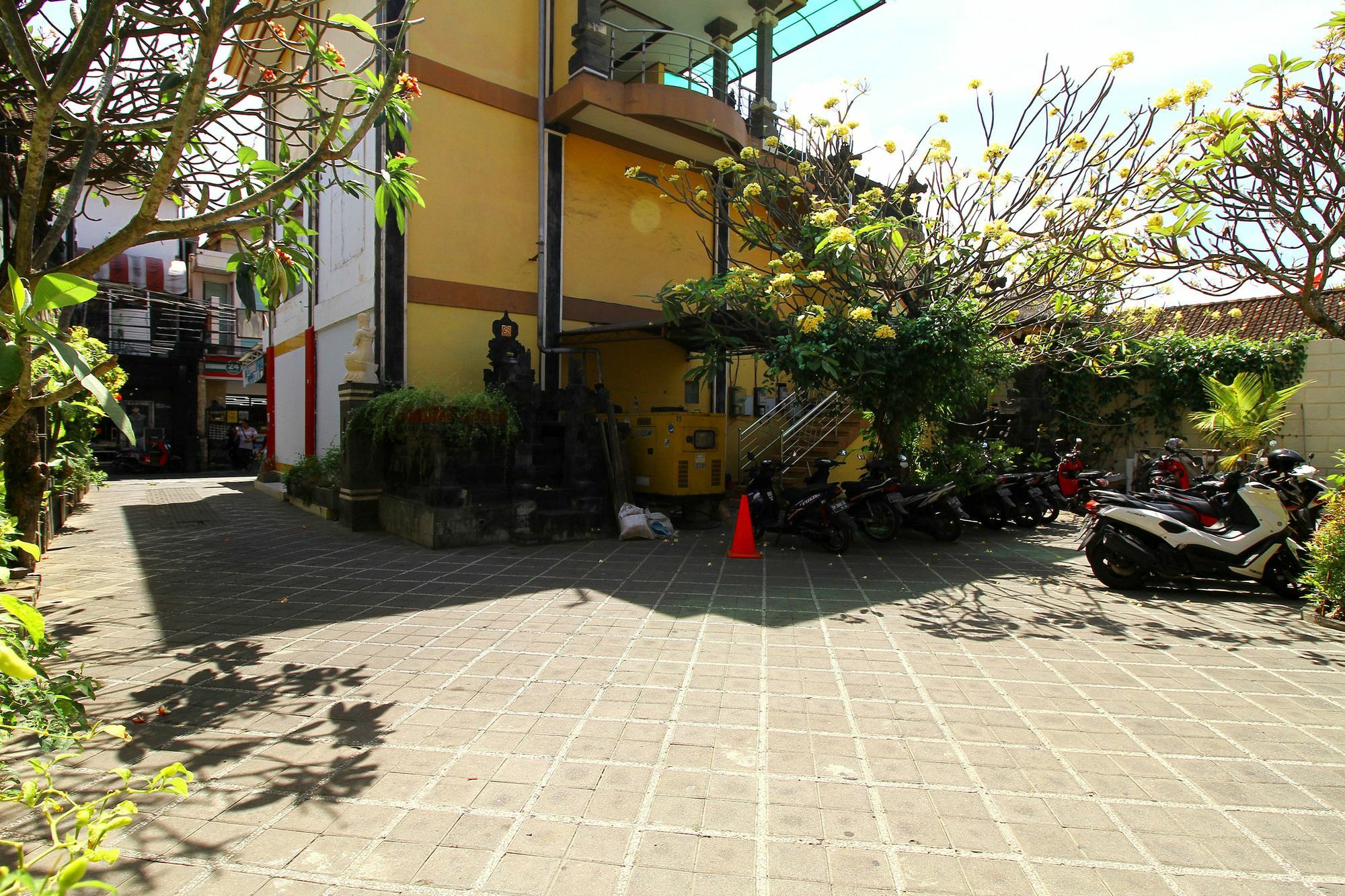 Dua Dara Inn Kuta Легиан Экстерьер фото